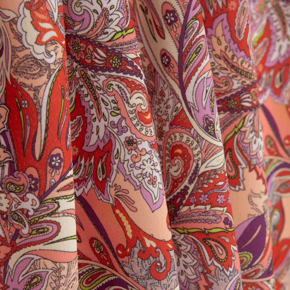 Crêpe Ligero Estampado Paisley Coral Lila - Ribes y Casals