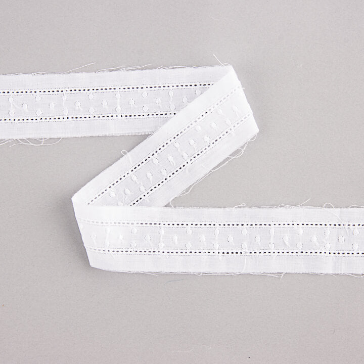Tira Batista Bordada Blanca Modelo 11696 – 30 mm - Ribes y Casals