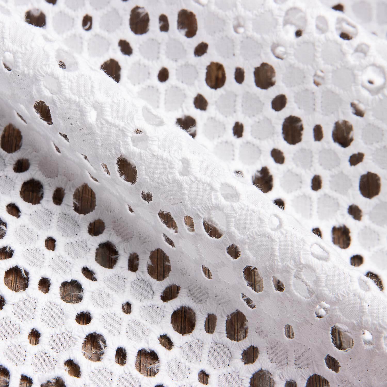 Bordado Suizo Margarita Blanco Natural - Ribes y Casals