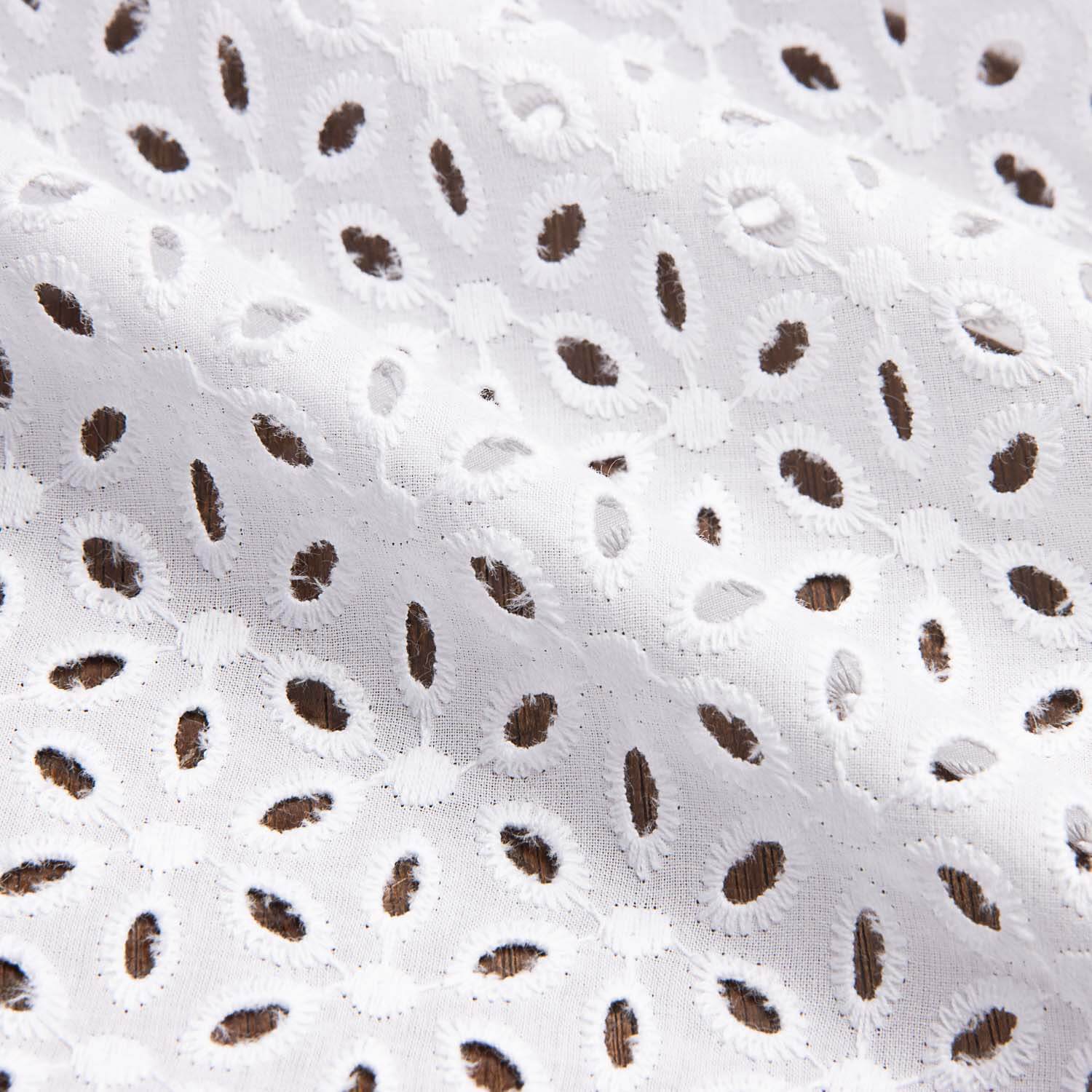 Bordado Suizo Flor Pétalo Blanco Natural - Ribes y Casals