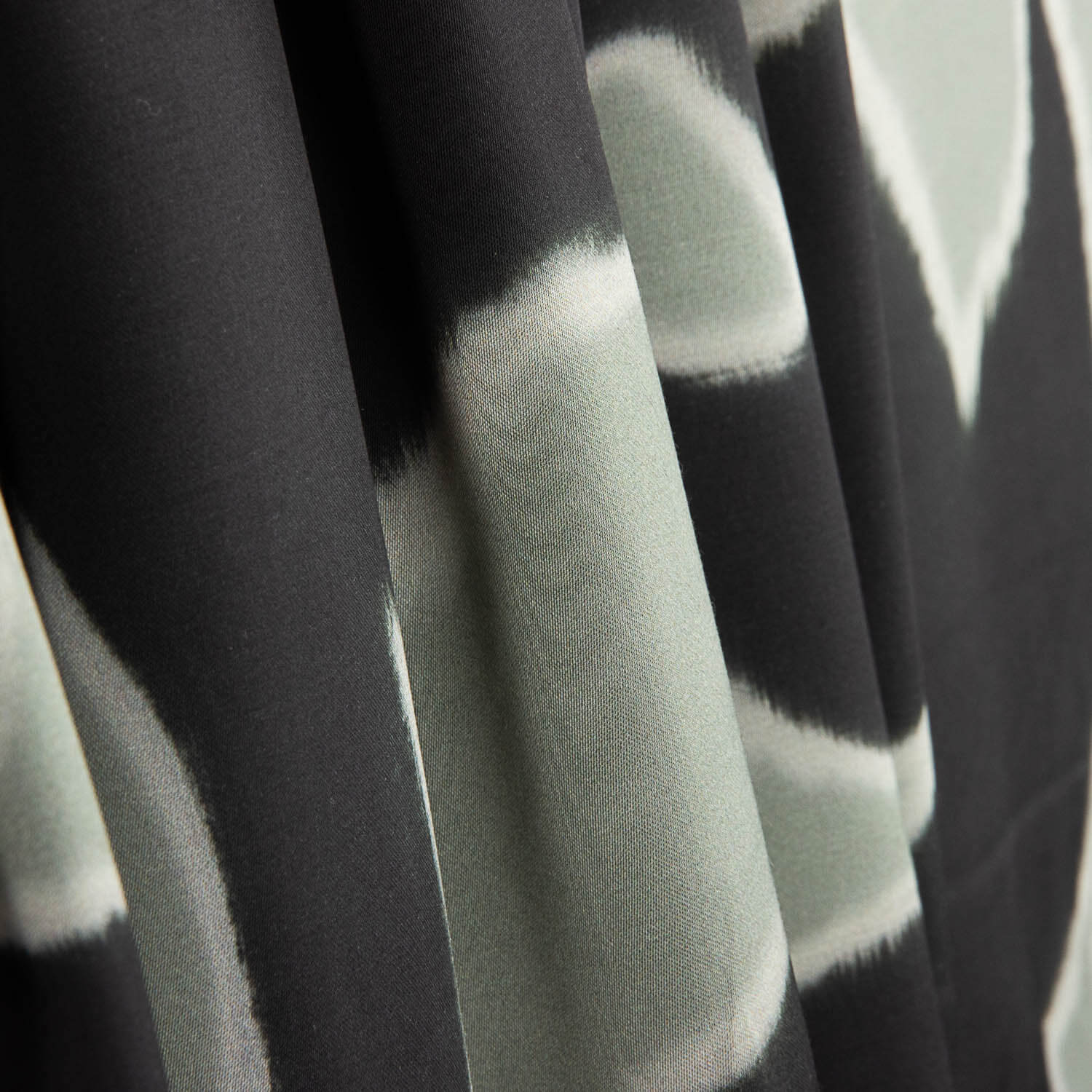 Satén Viscosa Jardín Nocturno Verde y Negro - Ribes y Casals