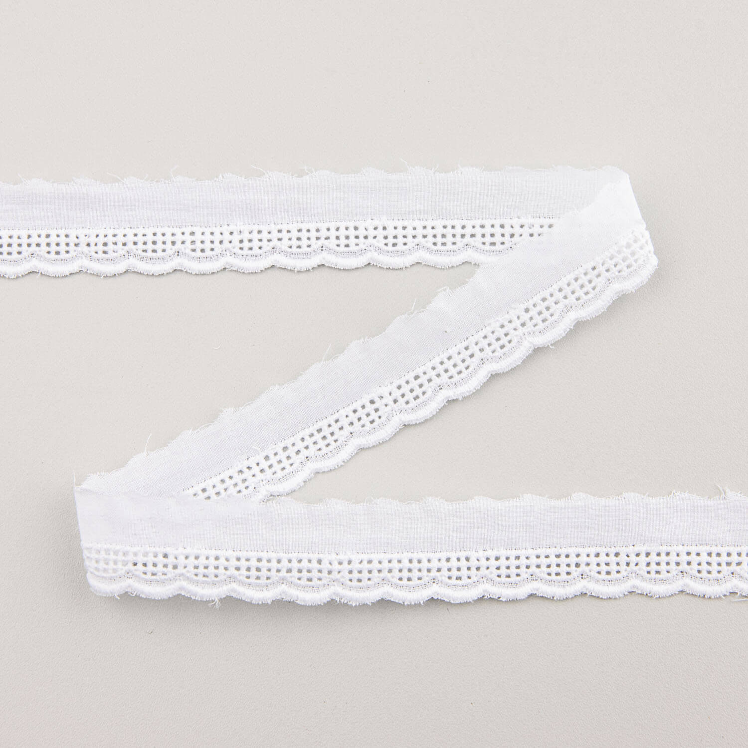 Tira Batista Bordada Blanca Modelo 27515 – 15 mm - Ribes y Casals
