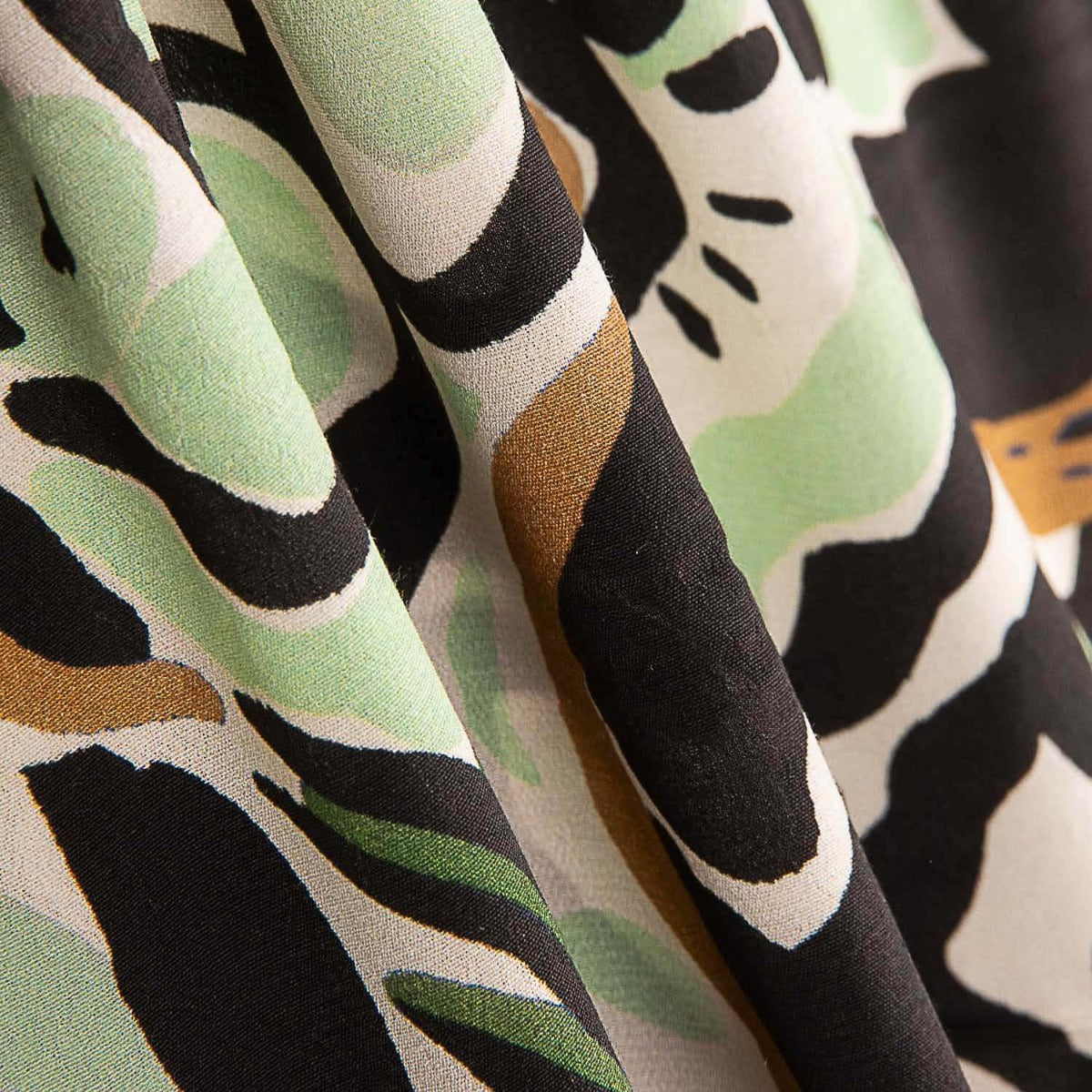 Crepe Viscosa Dibujo Flores Verdes - Ribes y Casals