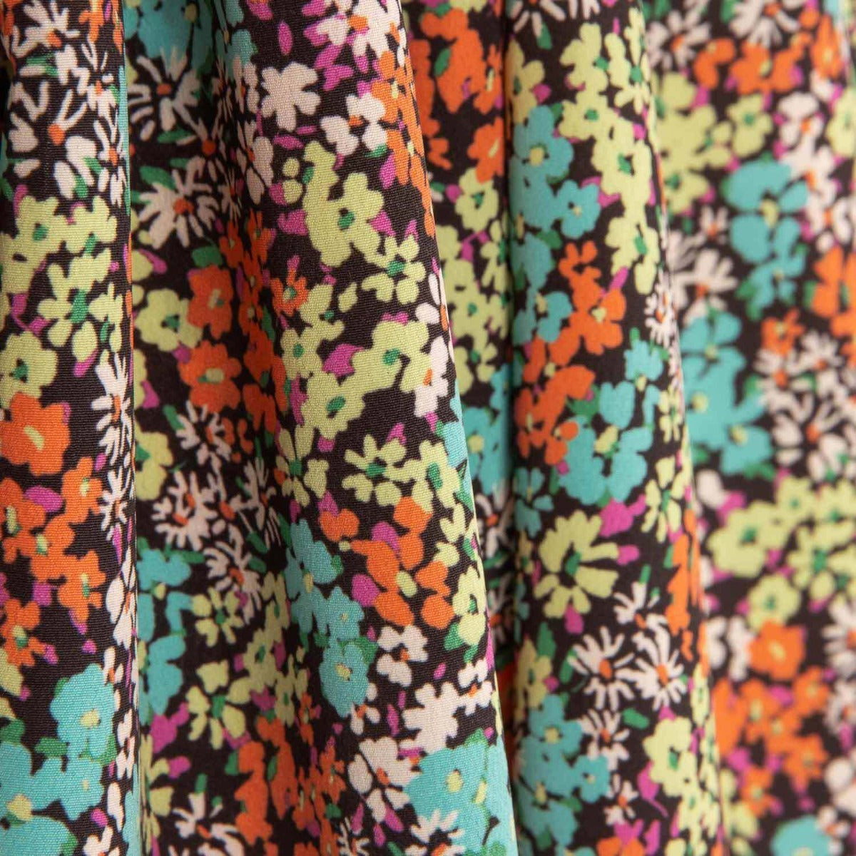 Crêpe Ligero Estampado Floral Jungle Fucsia - Ribes y Casals