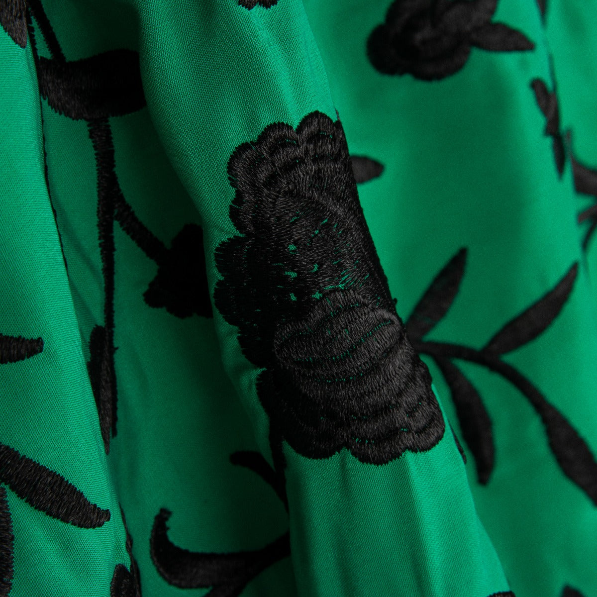 Mantón Bordado Negro Tencel Esmeralda - Ribes y Casals