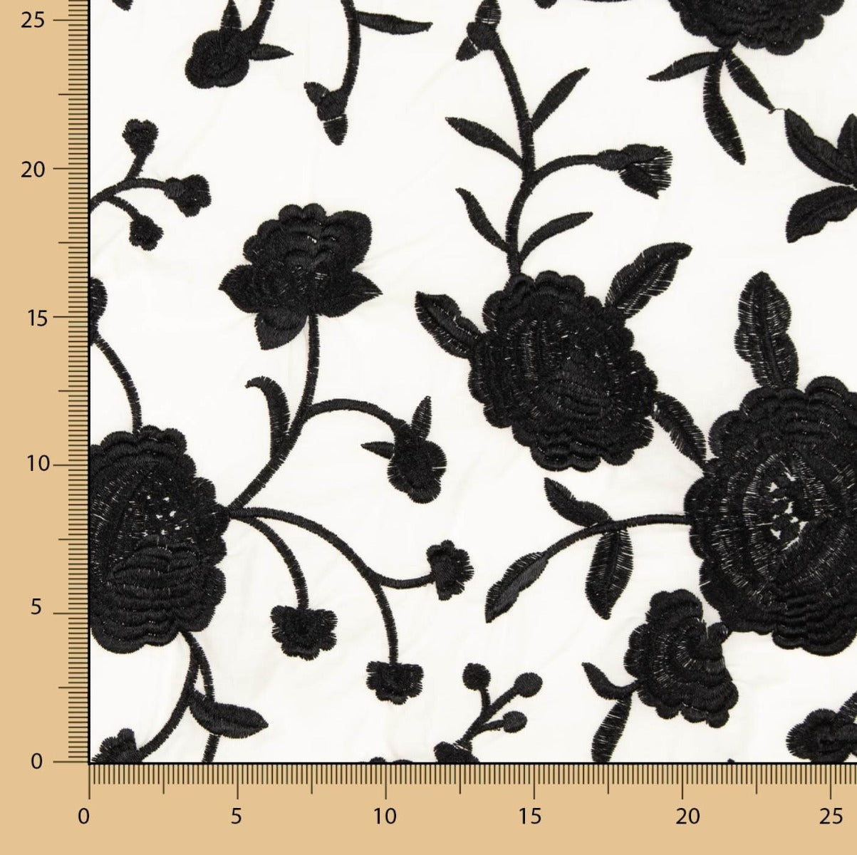 Mantón Bordado Negro Tencel Blanco Natural - Ribes y Casals