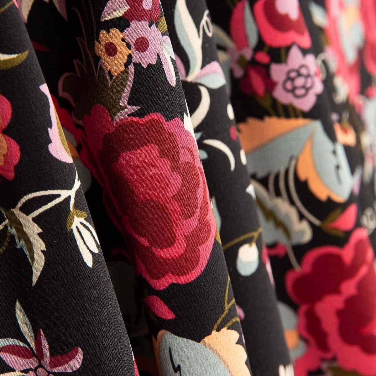 Crep Poliéster Mucha Caída Estampado Mantón Negro - Ribes y Casals