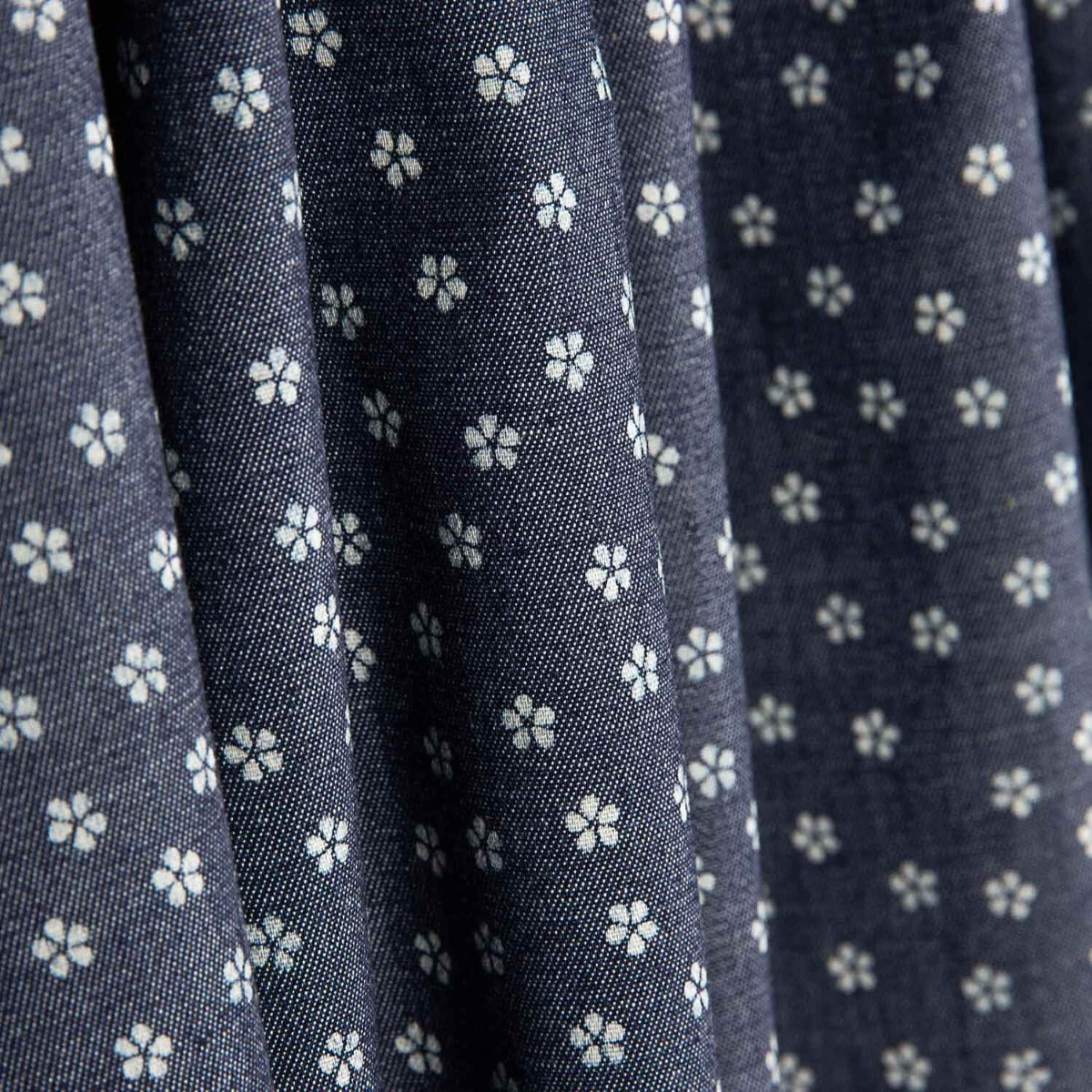 Retal Denim Camisero Margaritas Azul 160x140 cm - Ribes y Casals