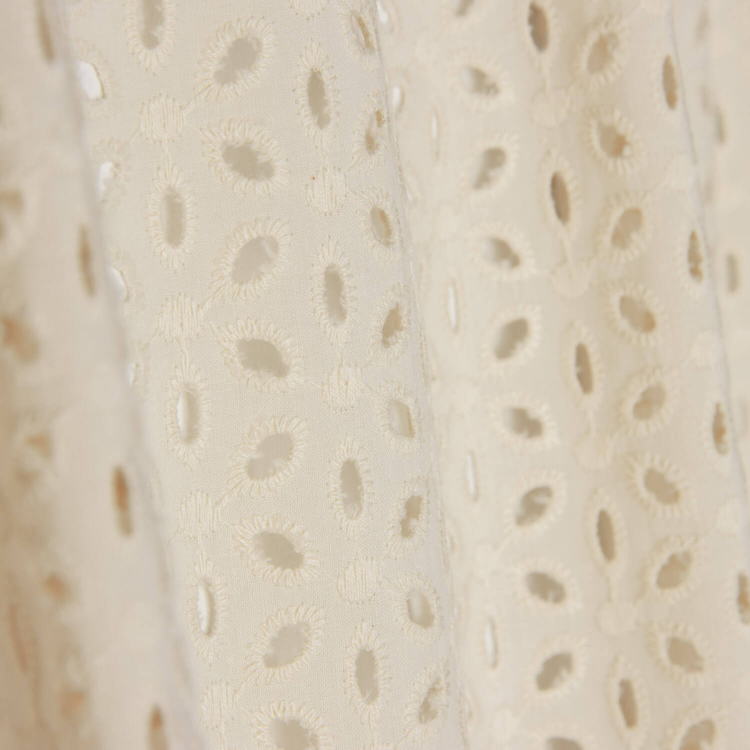 Bordado Suizo Pétalos Crudo - Ribes y Casals