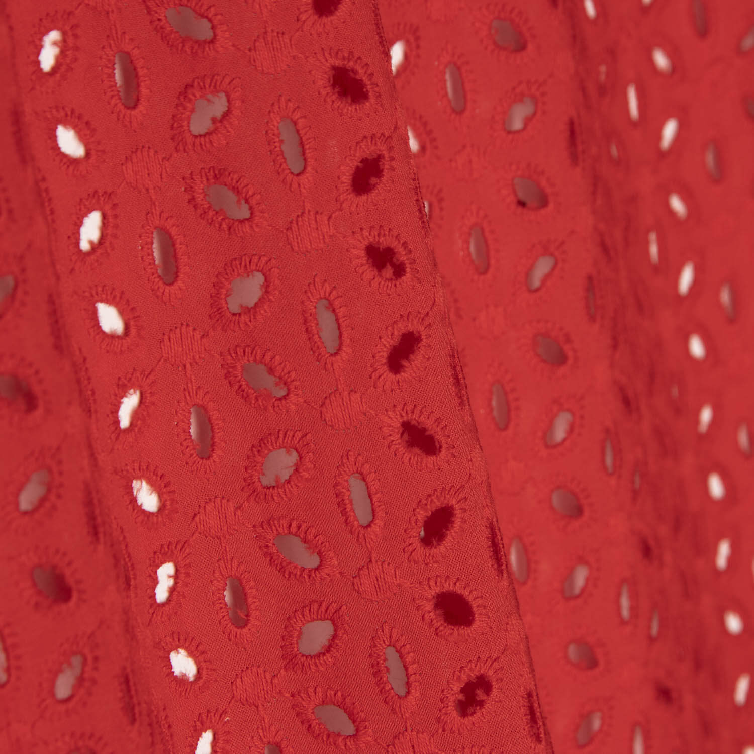 Bordado Suizo Pétalos Rojo - Ribes y Casals