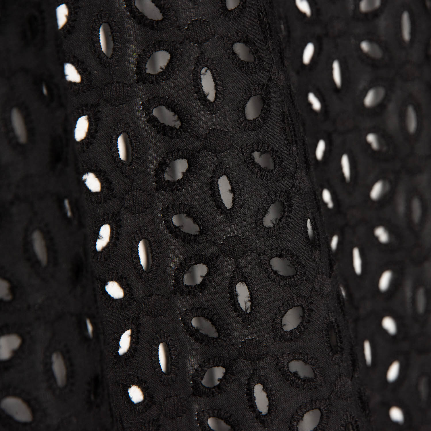 Bordado Suizo Pétalos Negro - Ribes y Casals