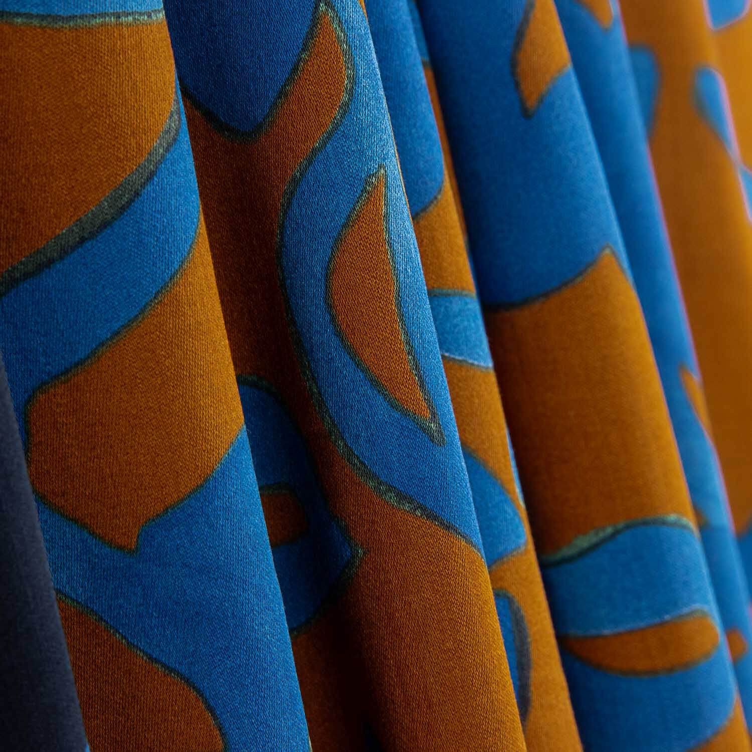 Viscosa Satinada Floral con Cenefa Azul y Caldera - Ribes y Casals