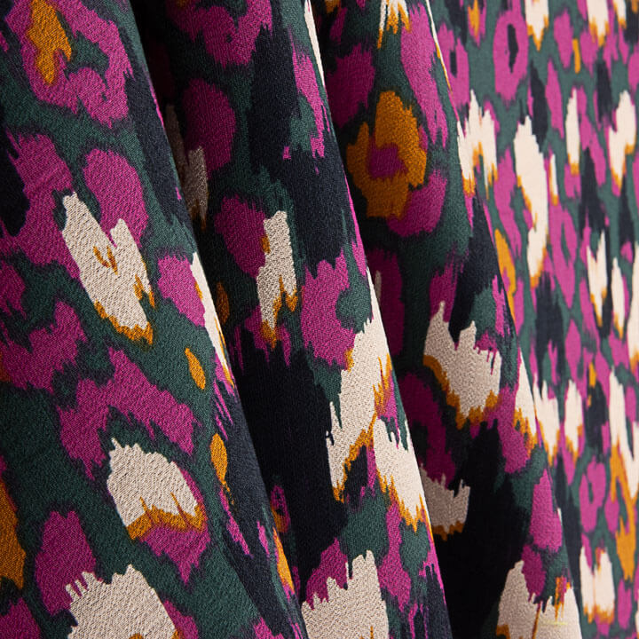 Crep Viscosa Estampado Animal Abstracto Morado - Ribes y Casals