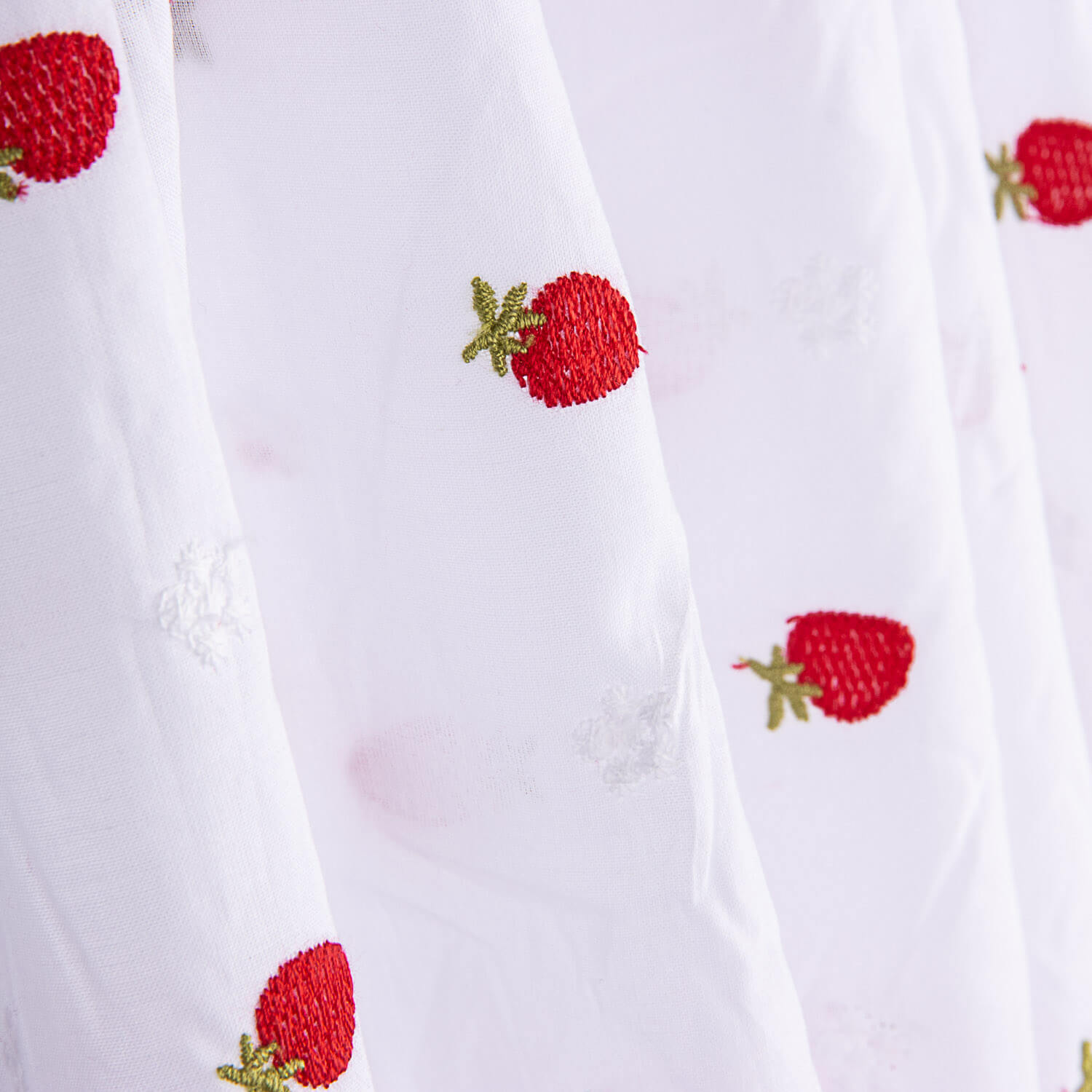 Batista Algodón Bordada Fresas Blanca - Ribes y Casals