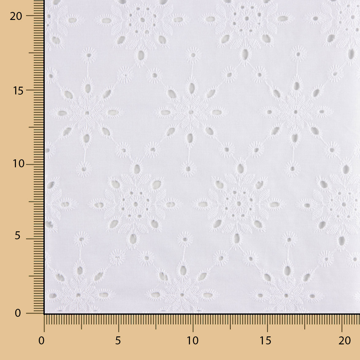 Bordado Suizo Almudena Blanco - Ribes y Casals