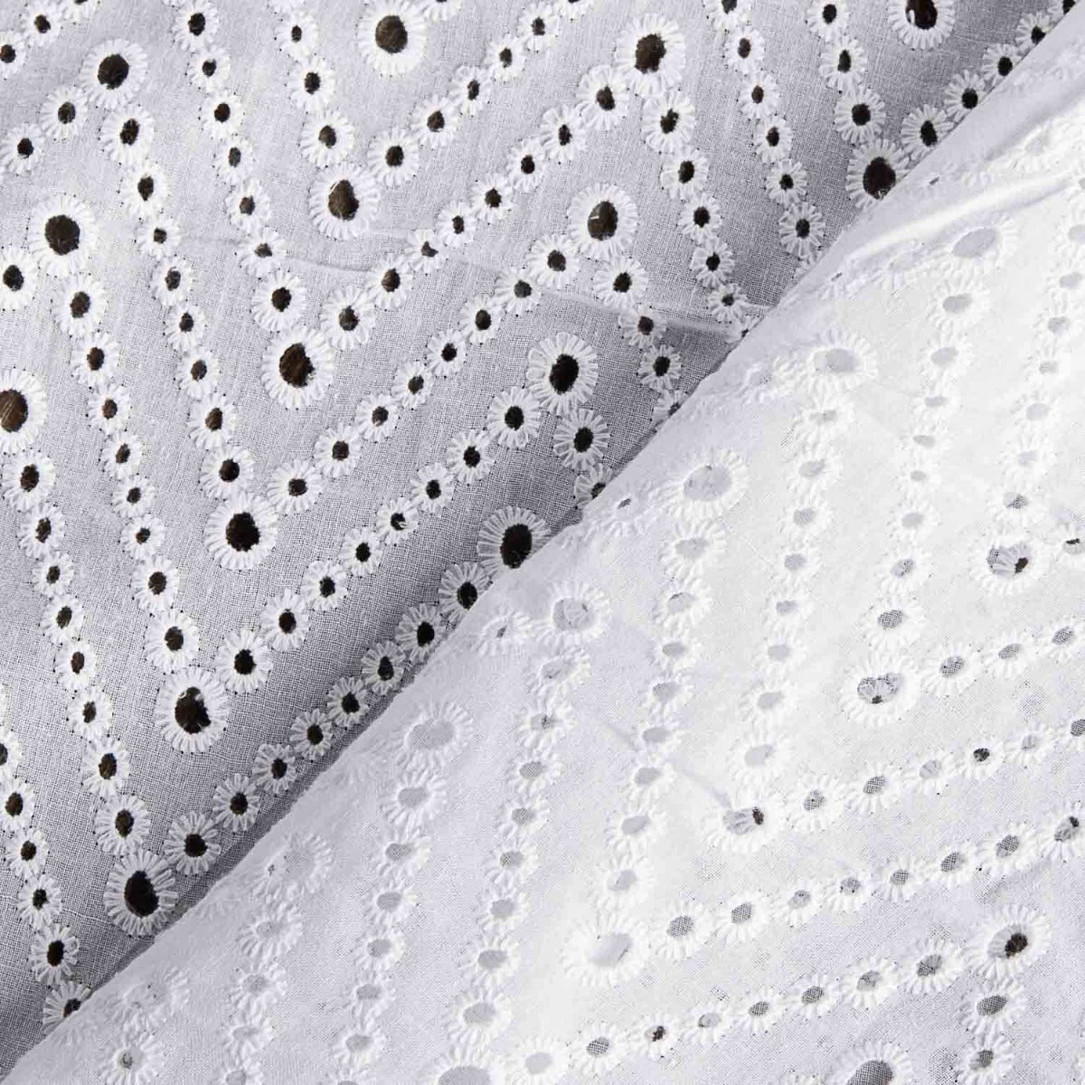 Bordado Suizo Chevron Blanco - Ribes y Casals