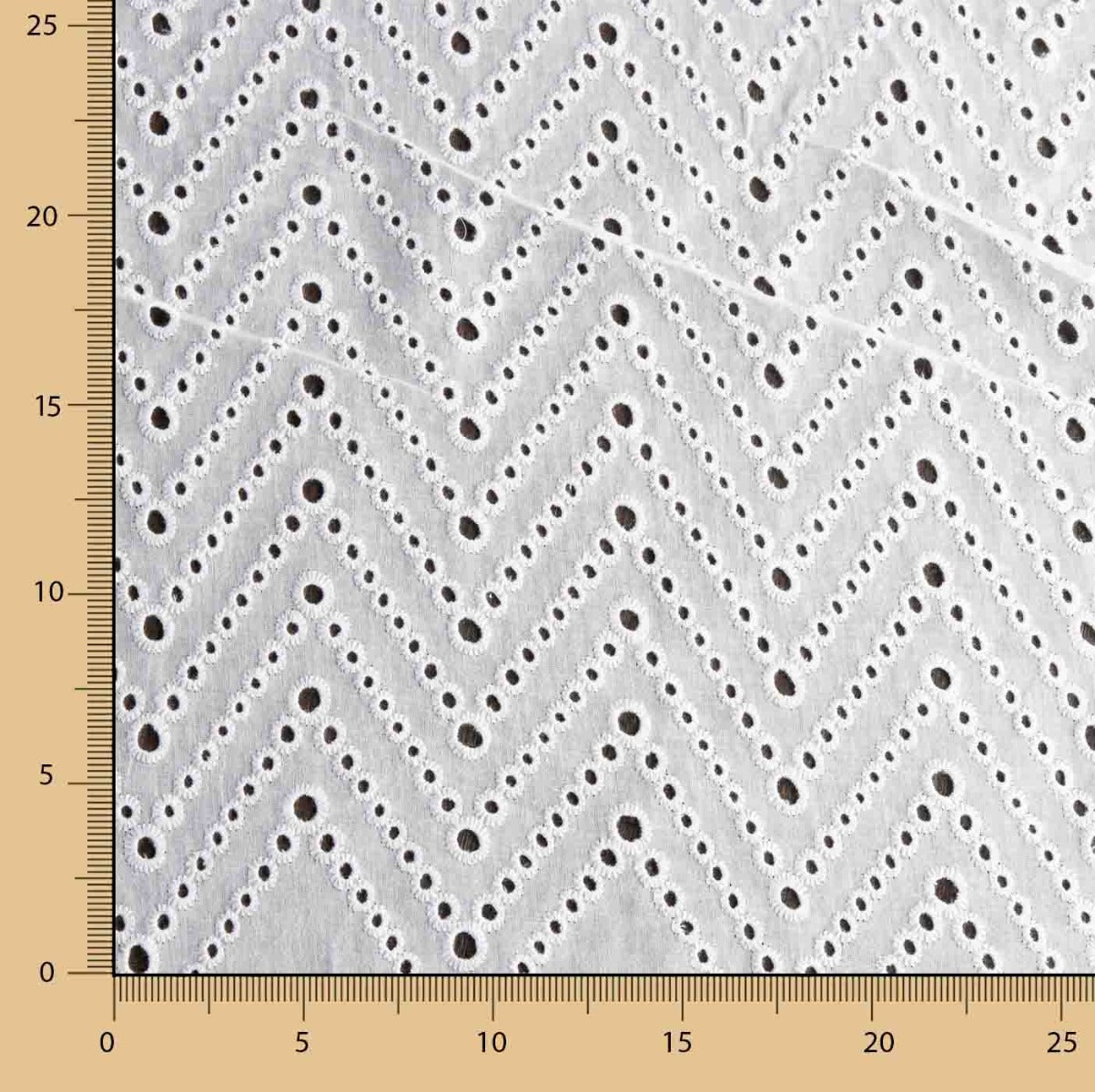 Bordado Suizo Chevron Blanco - Ribes y Casals