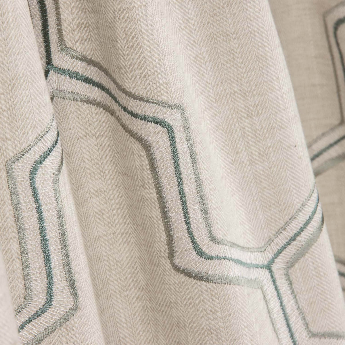 Tapicería Rústica Gruesa Gris Claro Bordado Hexa - Ribes y Casals