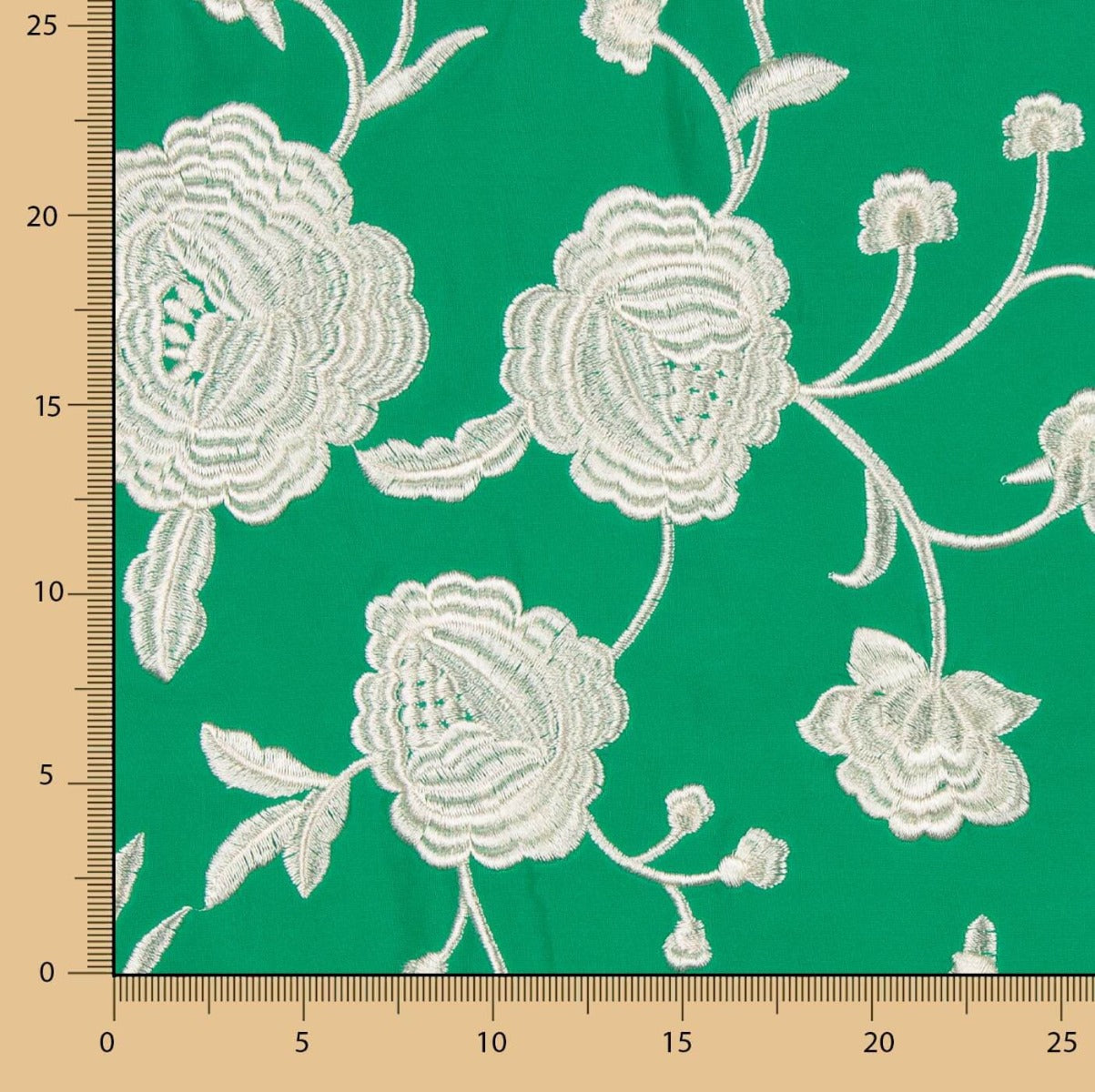 Mantón Bordado Crudo Tencel Esmeralda - Ribes y Casals