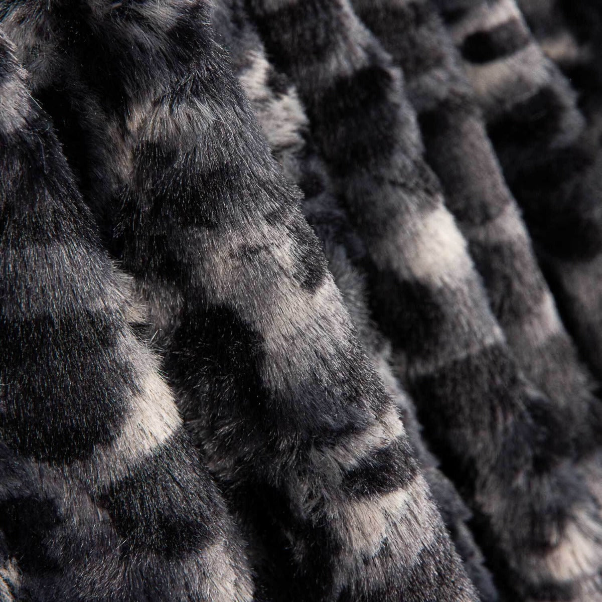 Pelo Corto Animal Print Grises - Ribes y Casals