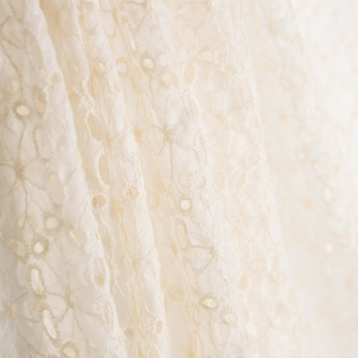 Gasa Poliéster Bordada Cruda Maxi Flor - Ribes y Casals