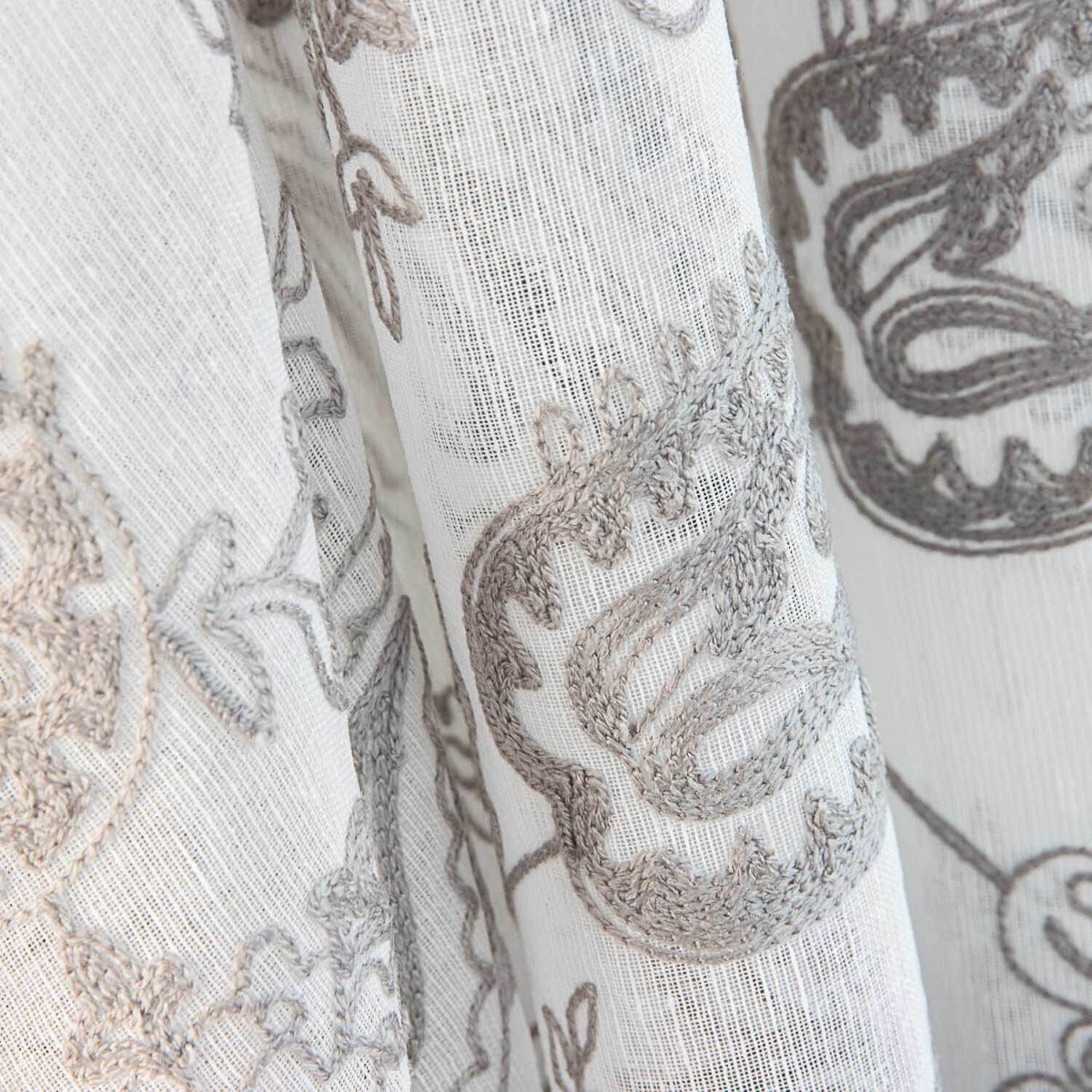 Visillo Bordado Cachemire Topo - Ribes y Casals